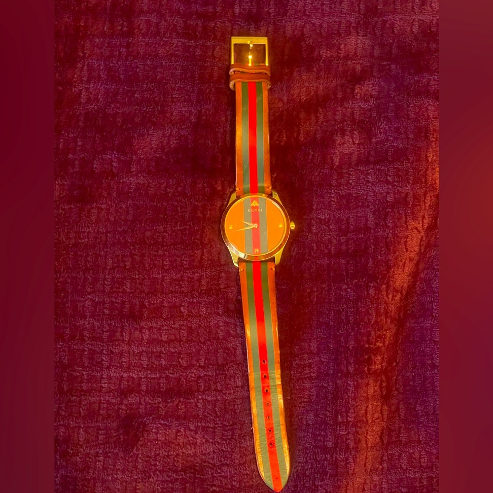 Men’s Gucci watch, one size fits all.